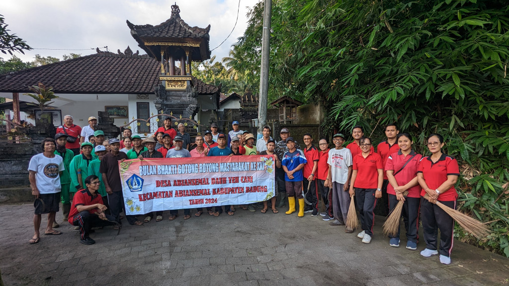 Gotong Royong Kebersihan Saluran Irigasi Bale Subak Abian Guna Merta Sari Sukses Dilaksanakan dalam Rangka Bulan Bhakti Gotong Royong Masyarakat XXI